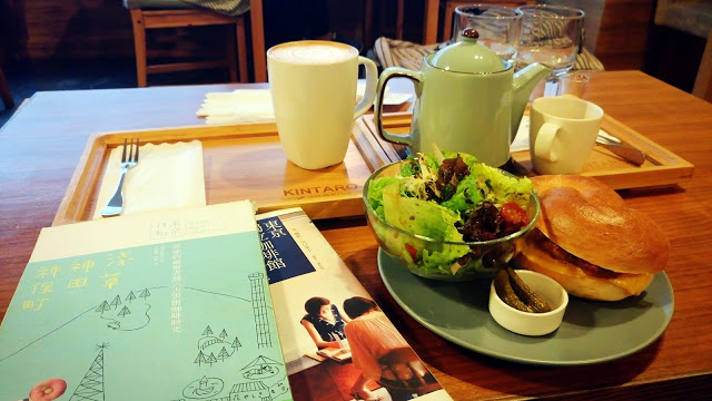 【食記】新竹墨咖啡,有藏書適合待一個下午的高CP值咖啡廳,插座/Wifi/不限時/無服務費!