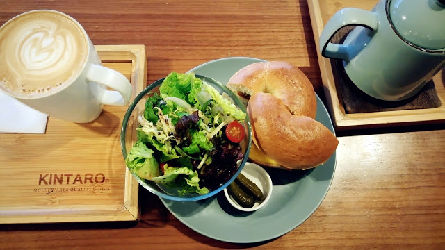 【食記】新竹墨咖啡,有藏書適合待一個下午的高CP值咖啡廳,插座/Wifi/不限時/無服務費!