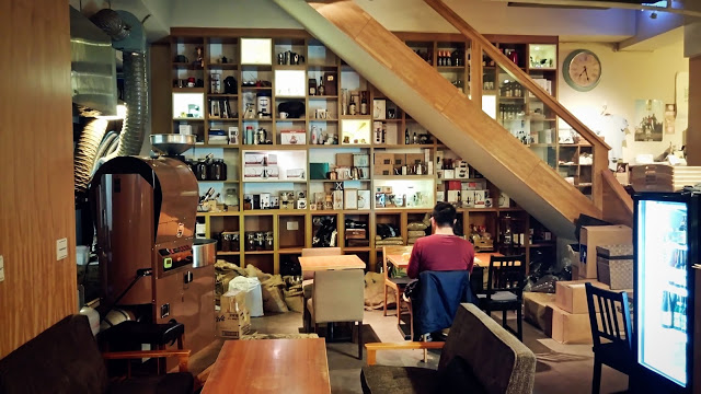 【食記】新竹墨咖啡,有藏書適合待一個下午的高CP值咖啡廳,插座/Wifi/不限時/無服務費!