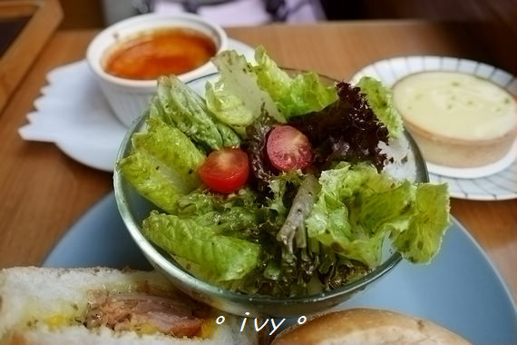 墨咖啡INK COFFEE：♡ 新竹食 ♡ 墨咖啡。咖啡跟甜點都深獲好評的藝文咖啡館