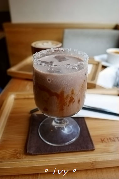 墨咖啡INK COFFEE：♡ 新竹食 ♡ 墨咖啡。咖啡跟甜點都深獲好評的藝文咖啡館