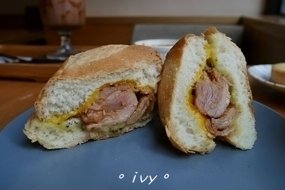 墨咖啡INK COFFEE：♡ 新竹食 ♡ 墨咖啡。咖啡跟甜點都深獲好評的藝文咖啡館