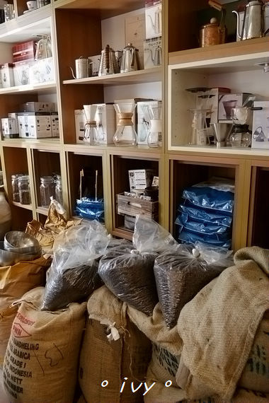 墨咖啡INK COFFEE：♡ 新竹食 ♡ 墨咖啡。咖啡跟甜點都深獲好評的藝文咖啡館