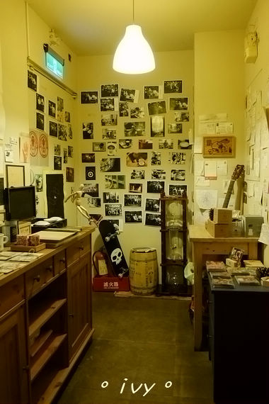 墨咖啡INK COFFEE：♡ 新竹食 ♡ 墨咖啡。咖啡跟甜點都深獲好評的藝文咖啡館