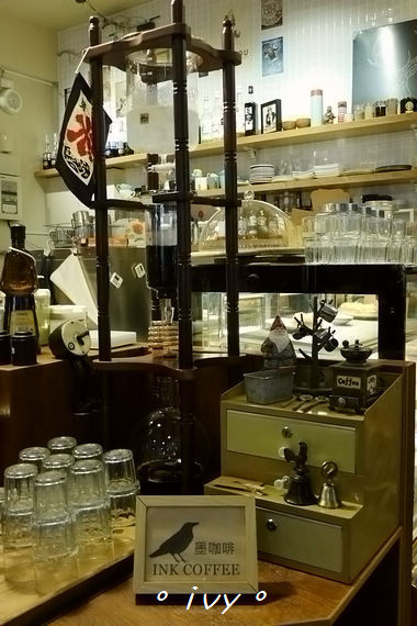 墨咖啡INK COFFEE：♡ 新竹食 ♡ 墨咖啡。咖啡跟甜點都深獲好評的藝文咖啡館