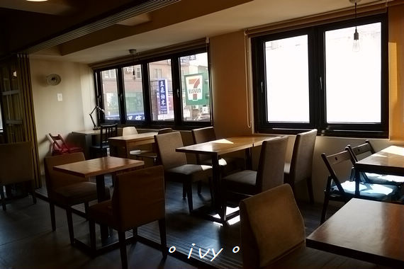 墨咖啡INK COFFEE：♡ 新竹食 ♡ 墨咖啡。咖啡跟甜點都深獲好評的藝文咖啡館