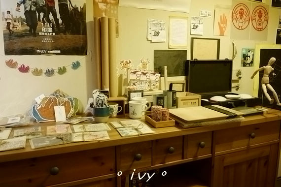 墨咖啡INK COFFEE：♡ 新竹食 ♡ 墨咖啡。咖啡跟甜點都深獲好評的藝文咖啡館