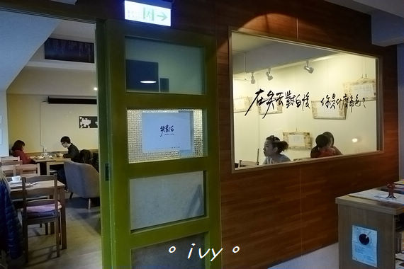 墨咖啡INK COFFEE：♡ 新竹食 ♡ 墨咖啡。咖啡跟甜點都深獲好評的藝文咖啡館