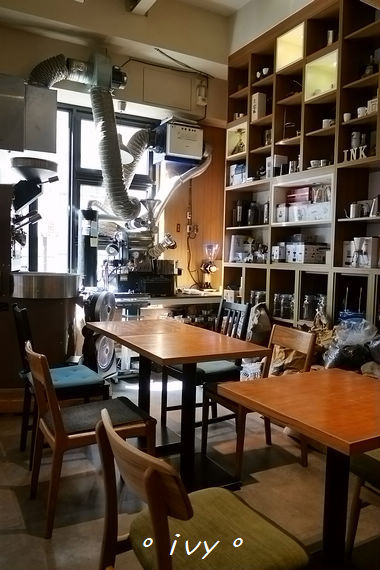 墨咖啡INK COFFEE：♡ 新竹食 ♡ 墨咖啡。咖啡跟甜點都深獲好評的藝文咖啡館