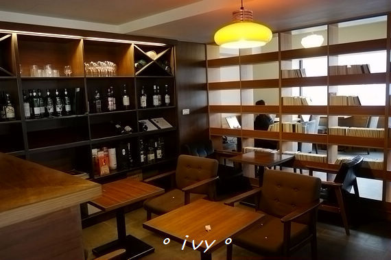 墨咖啡INK COFFEE：♡ 新竹食 ♡ 墨咖啡。咖啡跟甜點都深獲好評的藝文咖啡館