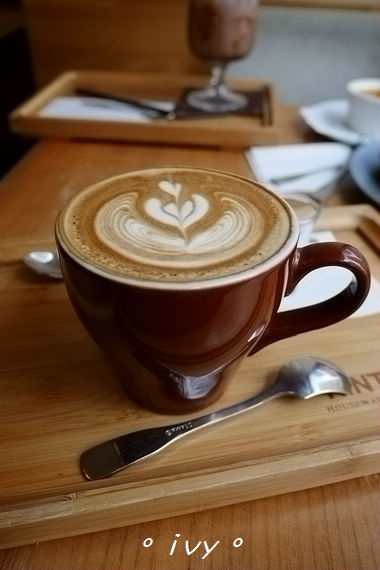 墨咖啡INK COFFEE：♡ 新竹食 ♡ 墨咖啡。咖啡跟甜點都深獲好評的藝文咖啡館