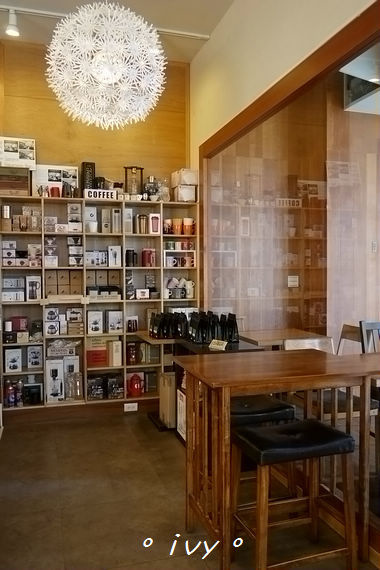 墨咖啡INK COFFEE：♡ 新竹食 ♡ 墨咖啡。咖啡跟甜點都深獲好評的藝文咖啡館