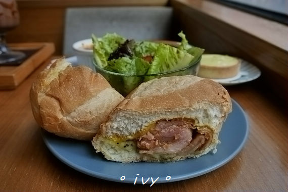 墨咖啡INK COFFEE：♡ 新竹食 ♡ 墨咖啡。咖啡跟甜點都深獲好評的藝文咖啡館