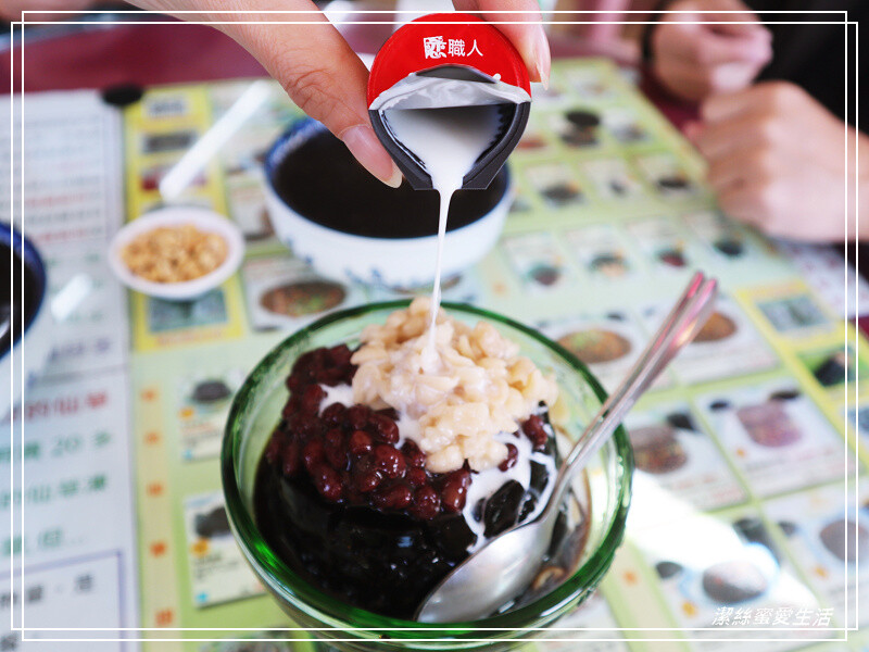 關西仙草巷-新竹關西/價格不親民還是人潮滿滿!各式仙草系列甜鹹點心餐食