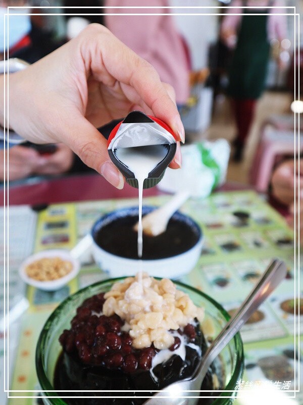 關西仙草巷-新竹關西/價格不親民還是人潮滿滿!各式仙草系列甜鹹點心餐食