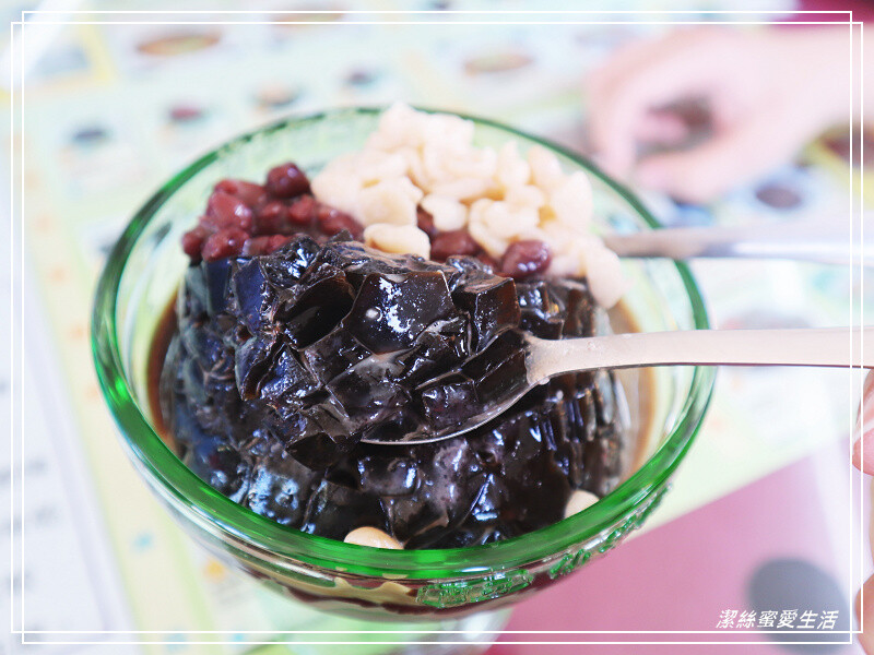 關西仙草巷-新竹關西/價格不親民還是人潮滿滿!各式仙草系列甜鹹點心餐食