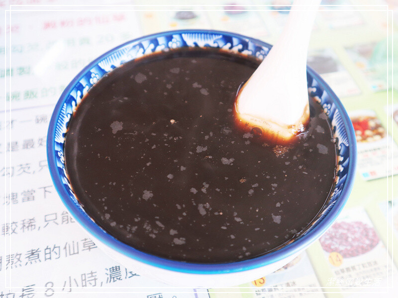 關西仙草巷-新竹關西/價格不親民還是人潮滿滿!各式仙草系列甜鹹點心餐食