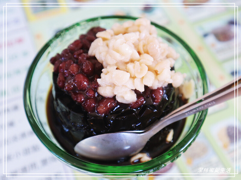 關西仙草巷-新竹關西/價格不親民還是人潮滿滿!各式仙草系列甜鹹點心餐食