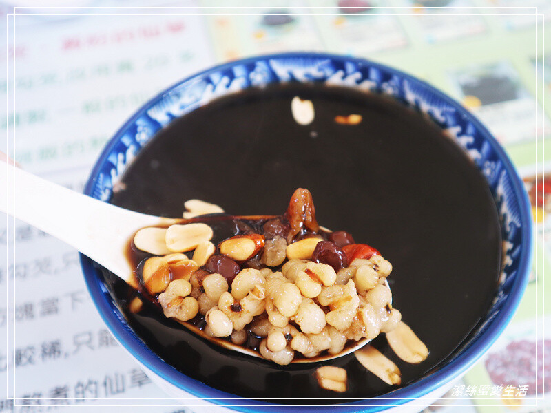 關西仙草巷-新竹關西/價格不親民還是人潮滿滿!各式仙草系列甜鹹點心餐食