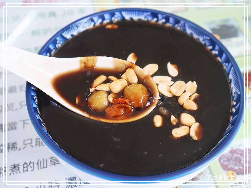 關西仙草巷-新竹關西/價格不親民還是人潮滿滿!各式仙草系列甜鹹點心餐食