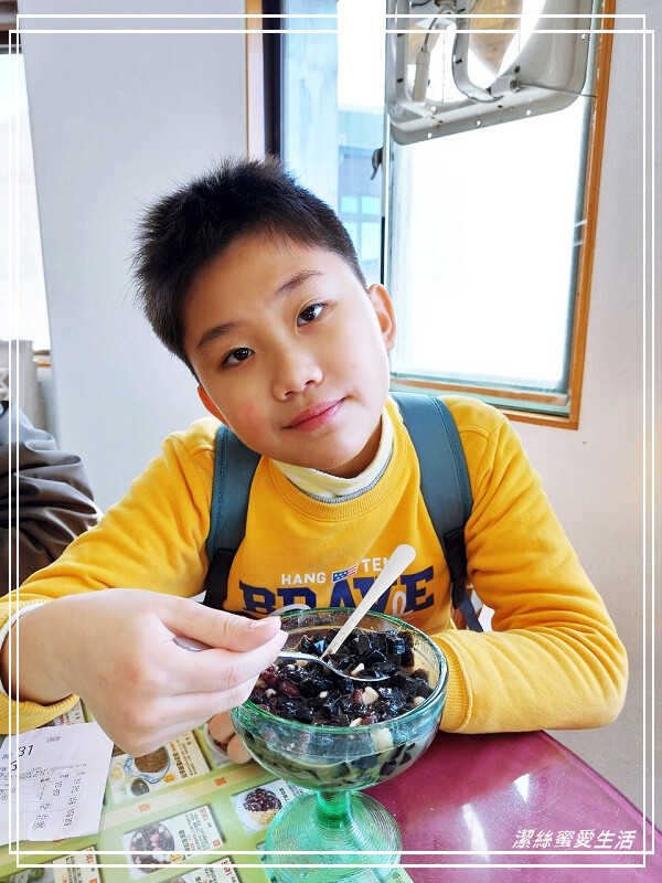 關西仙草巷-新竹關西/價格不親民還是人潮滿滿!各式仙草系列甜鹹點心餐食