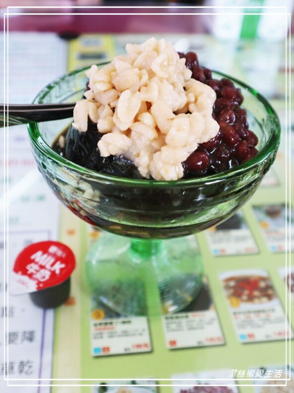 關西仙草巷-新竹關西/價格不親民還是人潮滿滿!各式仙草系列甜鹹點心餐食