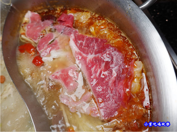頂級霜降牛-小蒙牛頂級麻辣養生鍋中壢店 (2).jpg