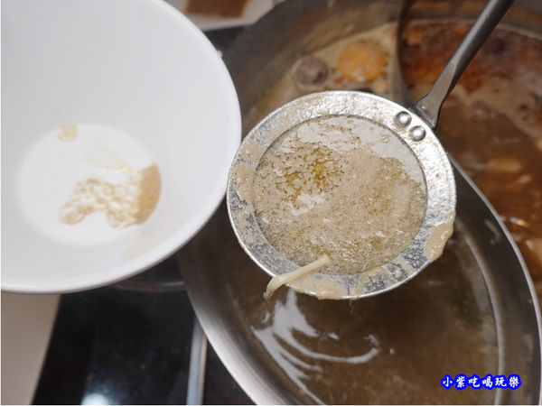 撈浮渣-小蒙牛頂級麻辣養生鍋中壢店.jpg