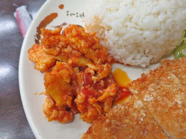 【林口美食】88精燉牛肉麵-厚度2公分的超厚實雞排飯