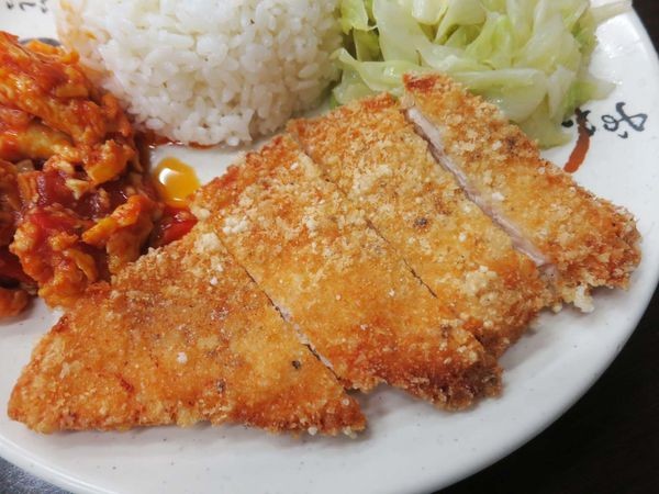 【林口美食】88精燉牛肉麵-厚度2公分的超厚實雞排飯