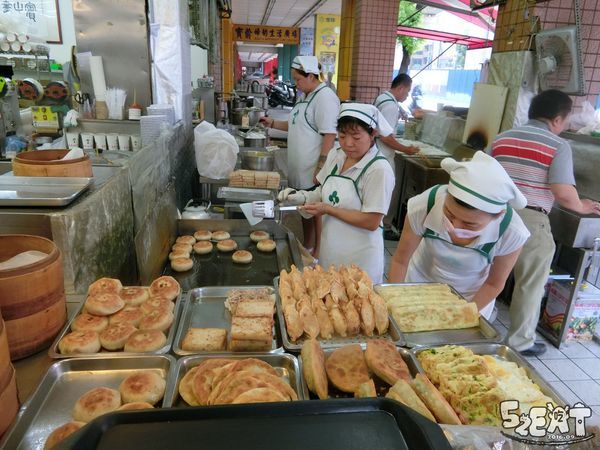 台中西屯美食早餐宵夜》台北內湖來來豆漿菜單價位大公開!永遠不打烊的老牌豆漿~台中文心路西屯路必吃美食小吃餐廳推薦。(20200601更新)