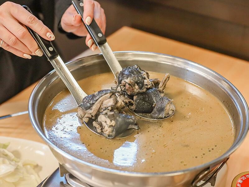 立冬進補首選，新竹薑母雞烏骨雞暖心又暖胃。