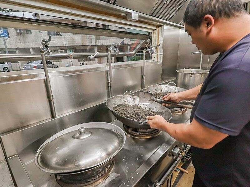 立冬進補首選，新竹薑母雞烏骨雞暖心又暖胃。