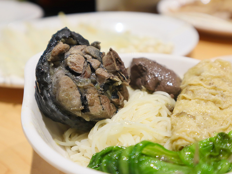 老店薑母雞八德旗艦店,老薑入湯,雞骨熬煮,當天現炒雞肉,溫潤好吃薑母雞/薑母鴨