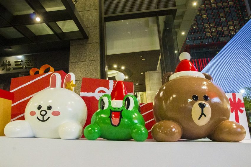 【台北活動】耶誕必拍超萌景點／2018新光三越信義新天地歡樂耶誕～17米高會飄雪耶誕禮物樹，還有萌萌的LINE FRIEND主題人物
