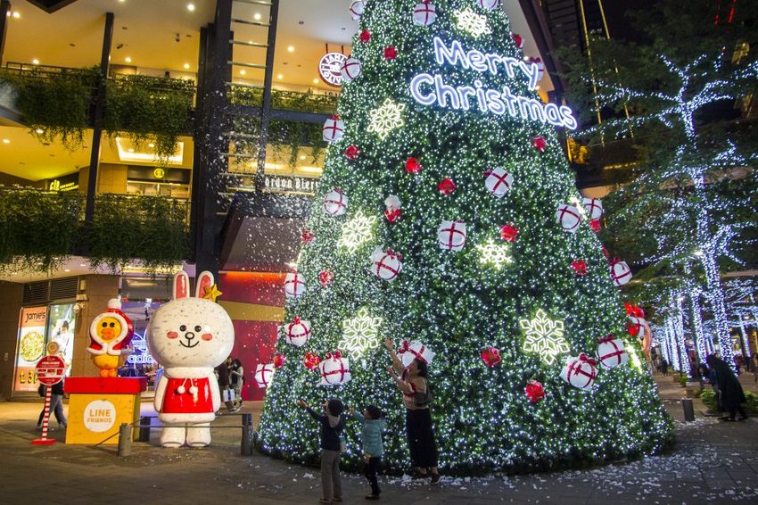 【台北活動】耶誕必拍超萌景點／2018新光三越信義新天地歡樂耶誕～17米高會飄雪耶誕禮物樹，還有萌萌的LINE FRIEND主題人物