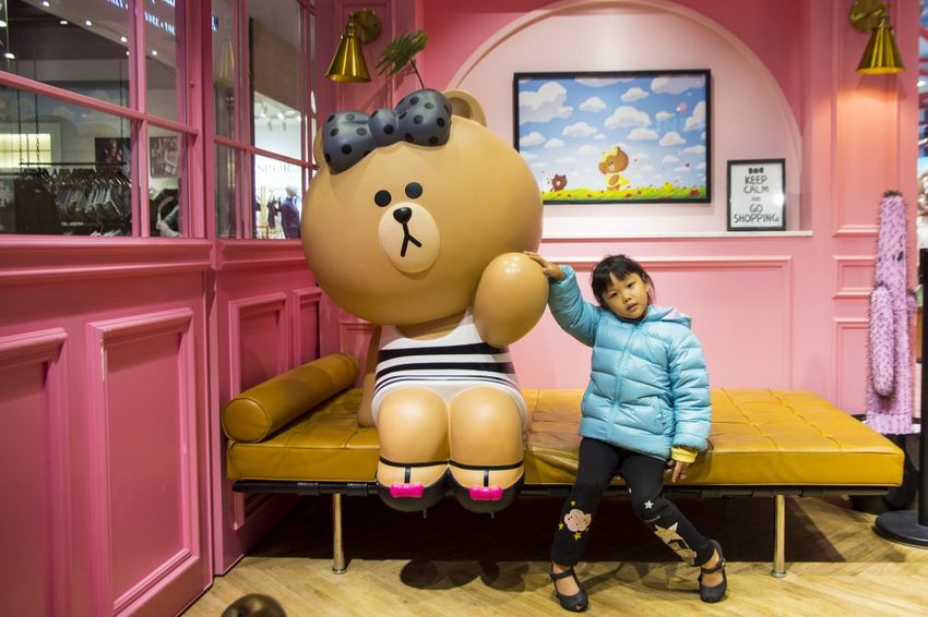 【台北活動】耶誕必拍超萌景點／2018新光三越信義新天地歡樂耶誕～17米高會飄雪耶誕禮物樹，還有萌萌的LINE FRIEND主題人物