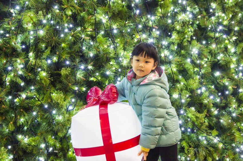 【台北活動】耶誕必拍超萌景點／2018新光三越信義新天地歡樂耶誕～17米高會飄雪耶誕禮物樹，還有萌萌的LINE FRIEND主題人物