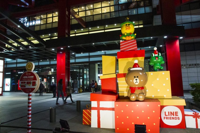 【台北活動】耶誕必拍超萌景點／2018新光三越信義新天地歡樂耶誕～17米高會飄雪耶誕禮物樹，還有萌萌的LINE FRIEND主題人物