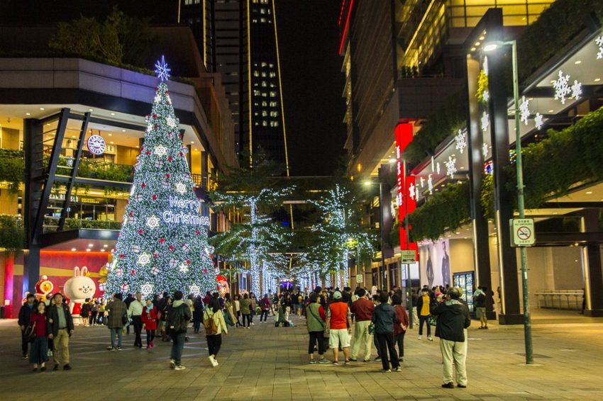 【台北活動】耶誕必拍超萌景點／2018新光三越信義新天地歡樂耶誕～17米高會飄雪耶誕禮物樹，還有萌萌的LINE FRIEND主題人物