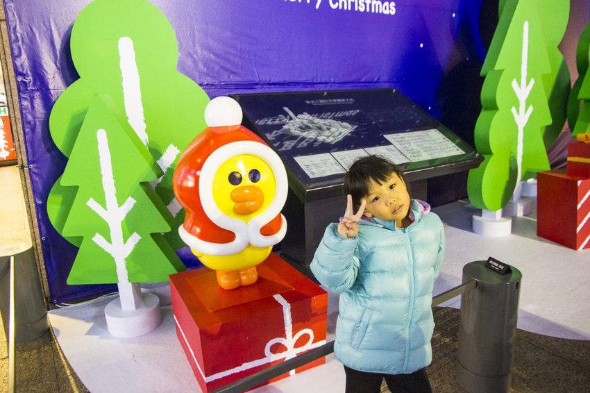 【台北活動】耶誕必拍超萌景點／2018新光三越信義新天地歡樂耶誕～17米高會飄雪耶誕禮物樹，還有萌萌的LINE FRIEND主題人物