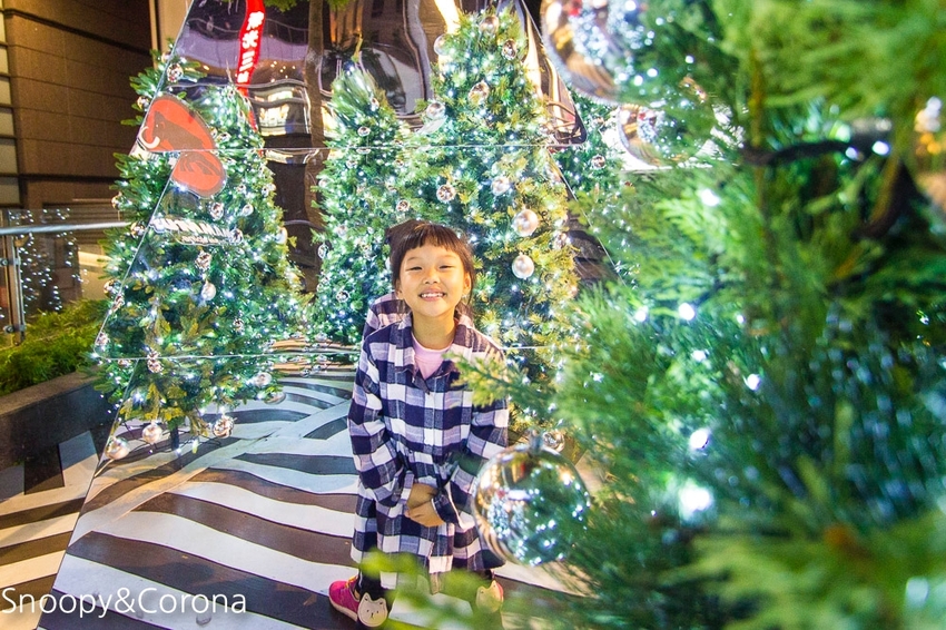 【台北活動】新光三越信義新天地17米高聖誕樹|萬花筒耶誕樹~會飄雪的聖誕樹、唯美幻境微森林,信義區約會必拍
