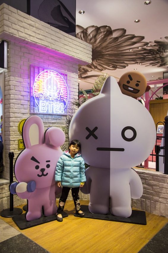 【台北活動】耶誕必拍超萌景點／2018新光三越信義新天地歡樂耶誕～17米高會飄雪耶誕禮物樹，還有萌萌的LINE FRIEND主題人物