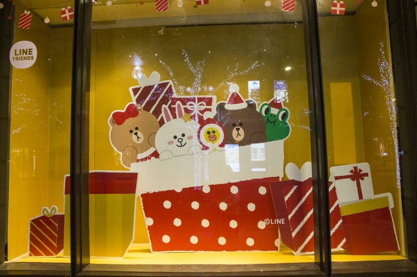 【台北活動】耶誕必拍超萌景點／2018新光三越信義新天地歡樂耶誕～17米高會飄雪耶誕禮物樹，還有萌萌的LINE FRIEND主題人物