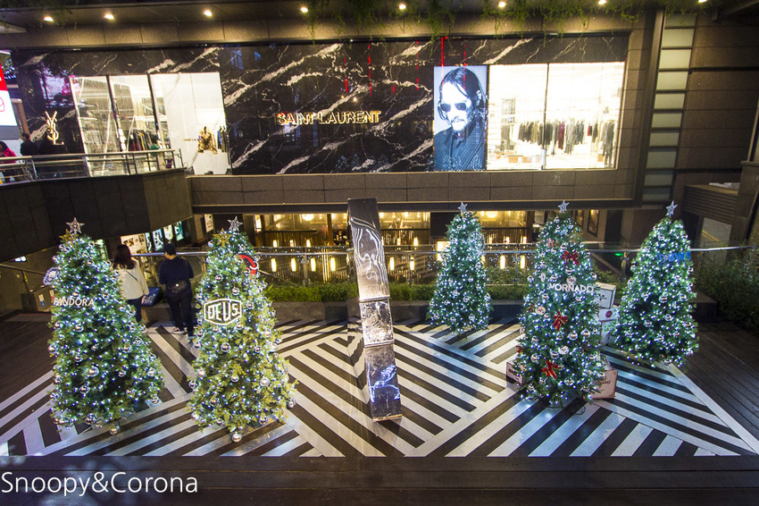 【台北活動】新光三越信義新天地17米高聖誕樹|萬花筒耶誕樹~會飄雪的聖誕樹、唯美幻境微森林,信義區約會必拍