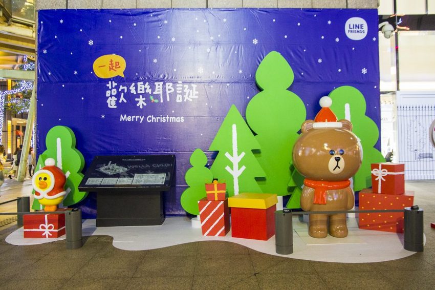 【台北活動】耶誕必拍超萌景點／2018新光三越信義新天地歡樂耶誕～17米高會飄雪耶誕禮物樹，還有萌萌的LINE FRIEND主題人物