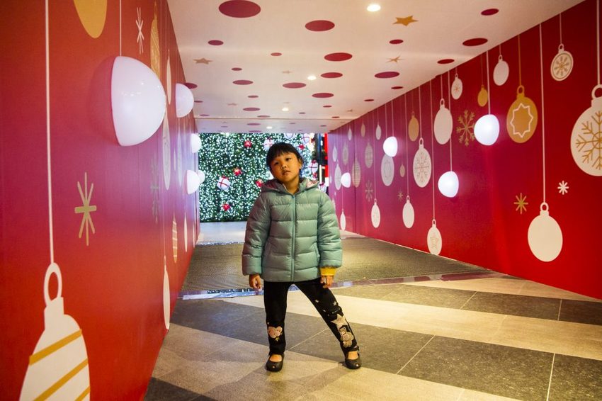 【台北活動】耶誕必拍超萌景點／2018新光三越信義新天地歡樂耶誕～17米高會飄雪耶誕禮物樹，還有萌萌的LINE FRIEND主題人物