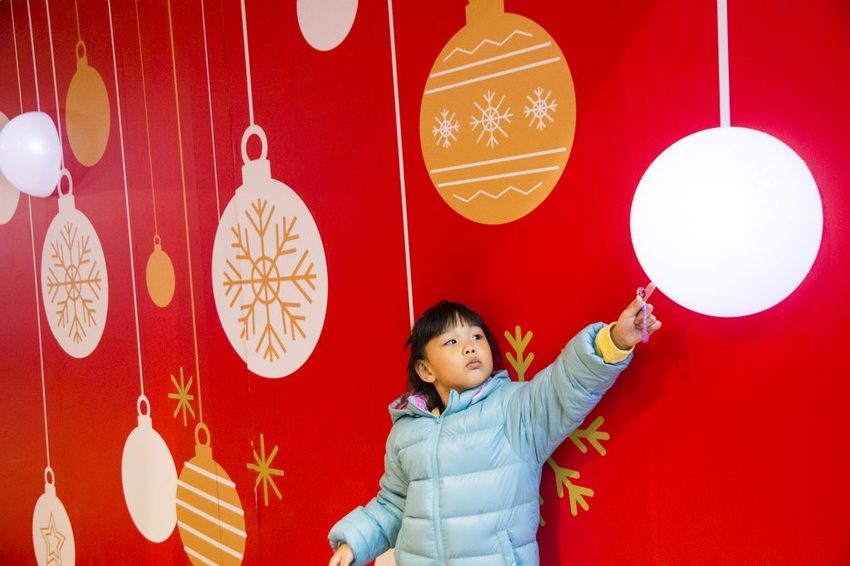 【台北活動】耶誕必拍超萌景點／2018新光三越信義新天地歡樂耶誕～17米高會飄雪耶誕禮物樹，還有萌萌的LINE FRIEND主題人物