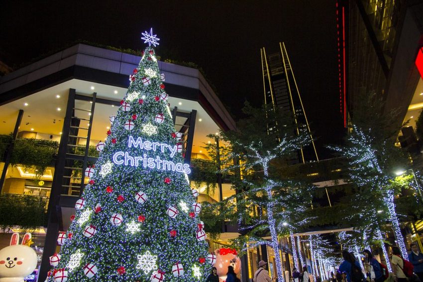 【台北活動】耶誕必拍超萌景點／2018新光三越信義新天地歡樂耶誕～17米高會飄雪耶誕禮物樹，還有萌萌的LINE FRIEND主題人物