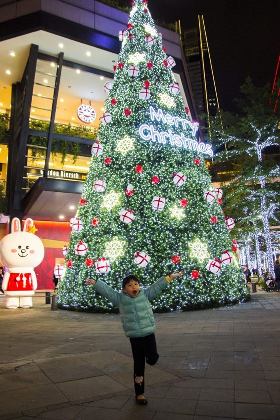 【台北活動】耶誕必拍超萌景點／2018新光三越信義新天地歡樂耶誕～17米高會飄雪耶誕禮物樹，還有萌萌的LINE FRIEND主題人物